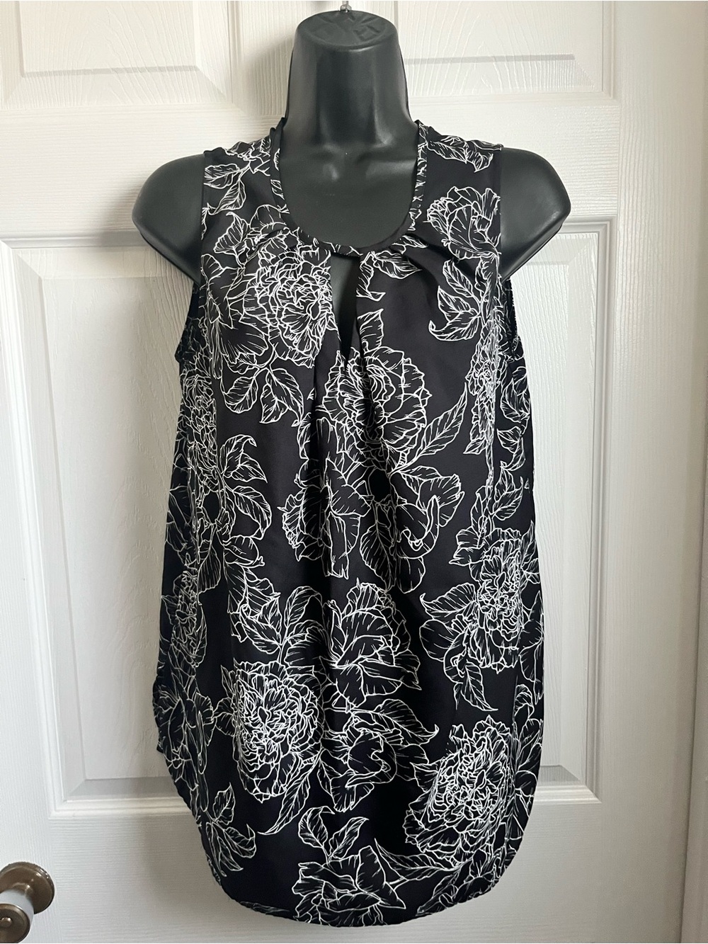 Jones New York Top Cami Medium V-Neck Medium Women Black White Floral Sleeveless